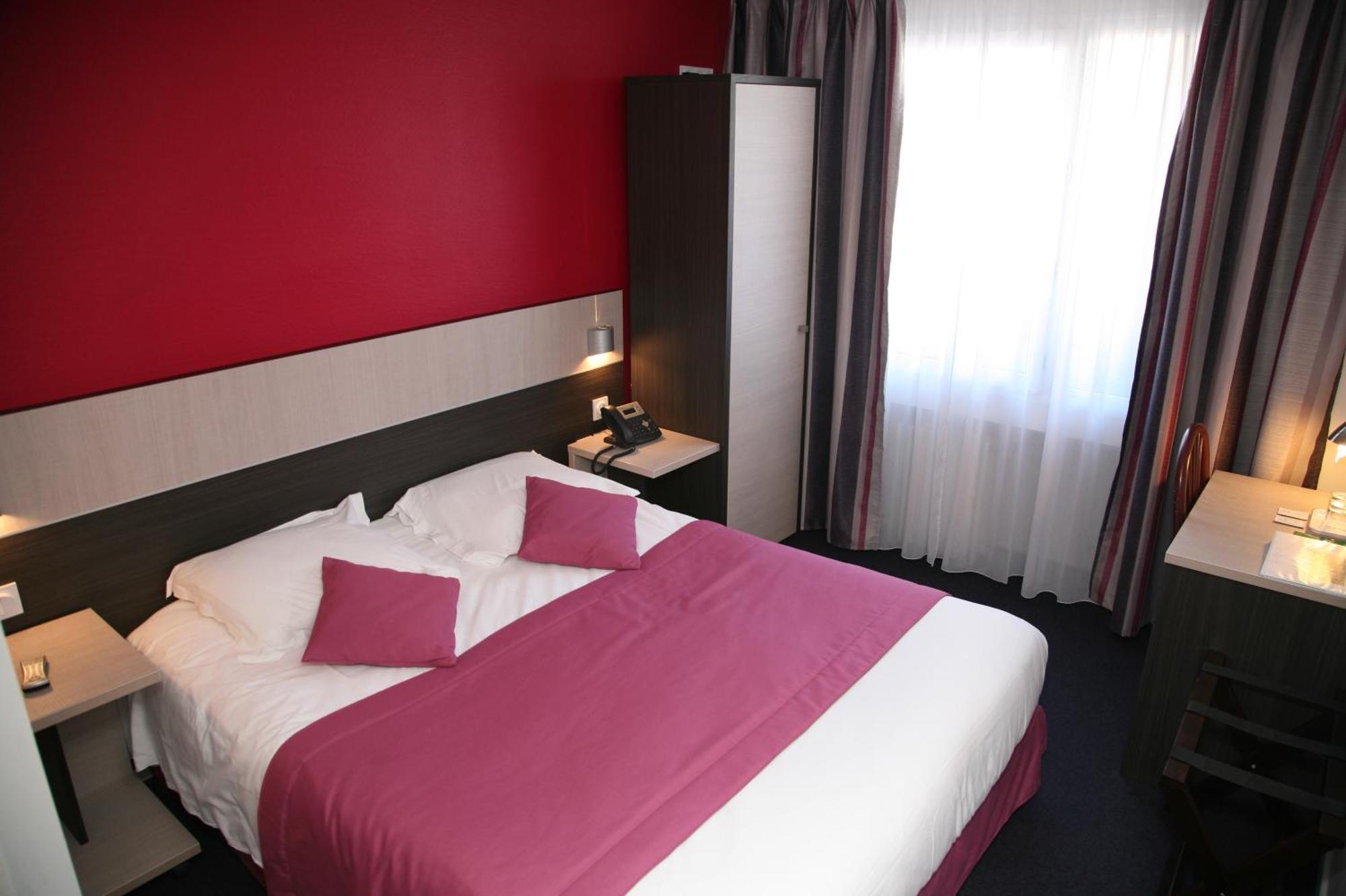 Logis Hotel- Restaurant La Renaissance Baccarat Room photo